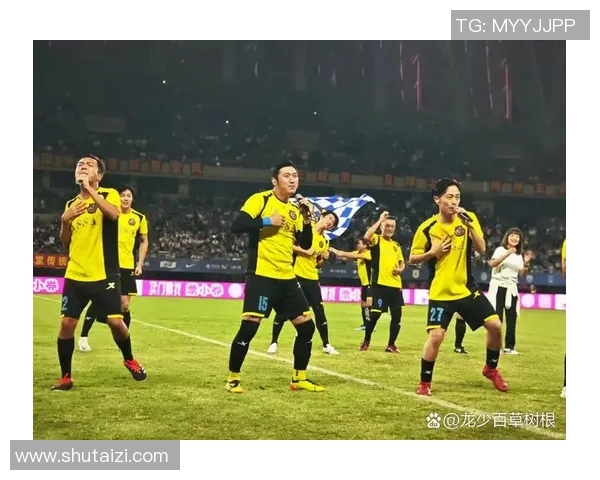 大陆香港足球明星的崛起与发展探索足球文化的交融与未来潜力 大陆香港足球明星的崛起与发展探索足球文化的交融与未来潜力